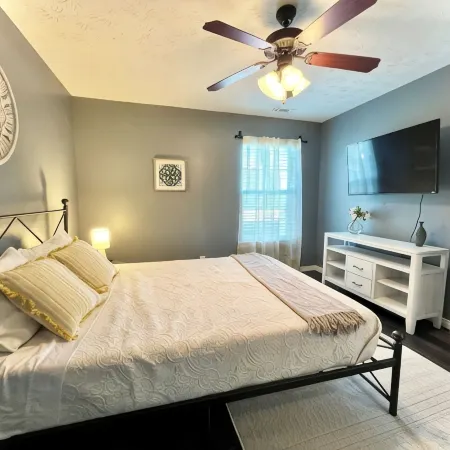 Charming 3-bedroom house with king bed  , pet friendly
