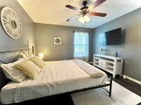 Charming 3-bedroom house with king bed  , pet friendly