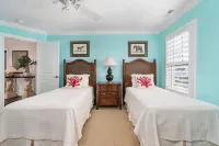 Beautiful 5 bedrooms, 5.5 baths on sound and walking distance to beach and shops - 3-Star