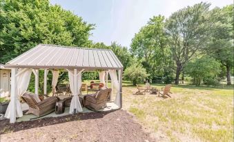 Charming Magnolia Cottage with Hot Tub Near Liberty & Downtown