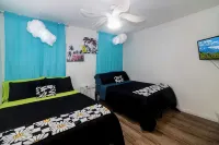 Bright Vibes Home- Sleeps 8- 1 Block to University- Pacman, BBQ, Indoor Gym