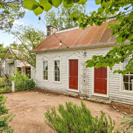 Historic 1890s Cottage: Walk to Historic Square, Beach, & Hiking Trail!