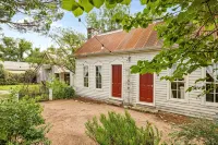 Historic 1890s Cottage: Walk to Historic Square, Beach, & Hiking Trail! - Kitchen