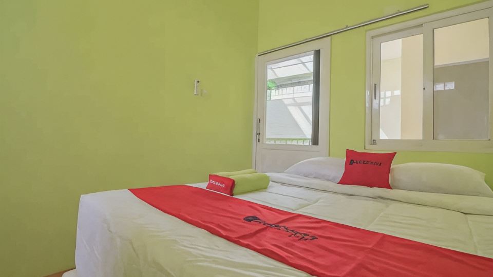 RedDoorz Syariah Near Museum Wisma Karya Subang