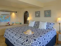 Couples Retreat, Sweeping VIEWS, Kayaks Await at the Beach! Hotels in Coral Bay