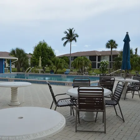 Renovated 2bed 2bath condo 2min to Fort Myers & Sanibel Beaches with WiFi, AC