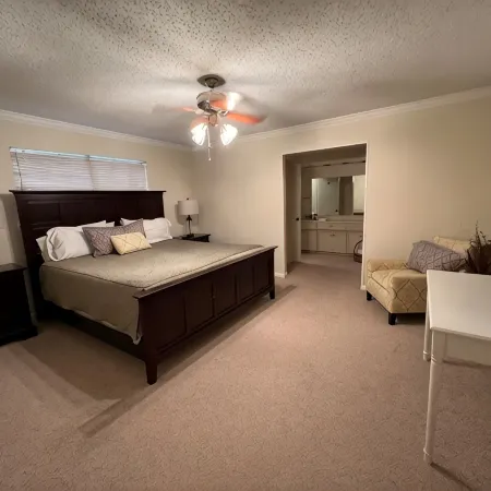 Serengeti a hardy 3 bedroom house, doggie door, TV in BDRMS