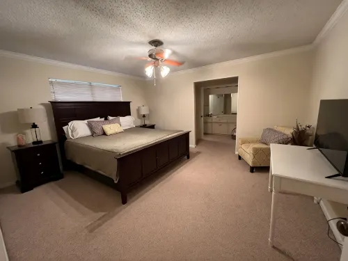Serengeti a hardy 3 bedroom house, doggie door, TV in BDRMS