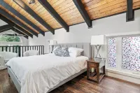 Sandy Beach Hideaway.  Cozy and Bright. Entire house steps from the Sandy Beach!