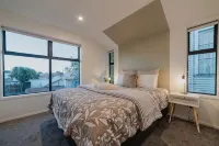 Misty Meadows Manor - Your Urban Oasis Hotels in 