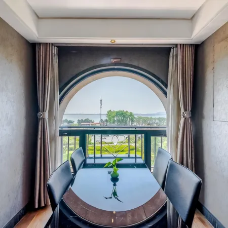 Qiansu International Hotel (Qingdao Golden Beach TangDaoWan Resort) Отели рядом с достопримечательностью «Пляж Голден-Бич»