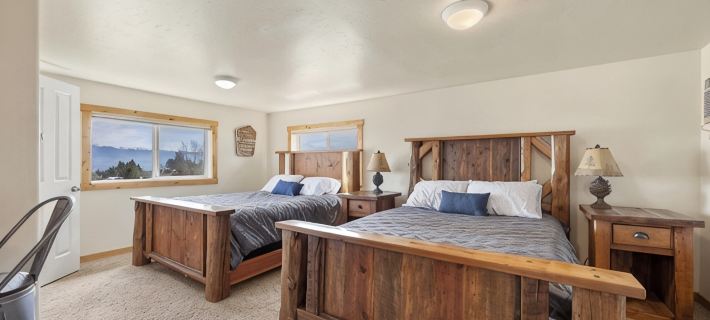 Outdoor adventures all around this comfy home with stunning views prime location Hotels in Ravalli County