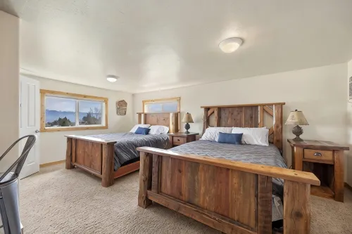 Outdoor adventures all around this comfy home with stunning views prime location - 3 tähden