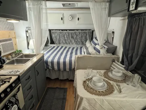 Vintage Vibes: Quaint Camper Escape - Homestays