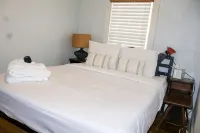 1BR Duplex w/ Projector, Full Kitchen and Comfort - 2つ星