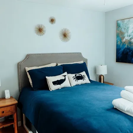 Modern Cape Cod Cottage Close to Everything - outdoor shower! Отели в г. Истам
