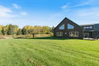 Spacious, Secluded Retreat with Rustic Charm - 3 stjerner