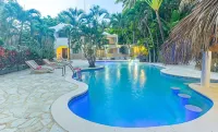 VIP - "Villa Infinito"Bani's Beachside Mansion! - piscine