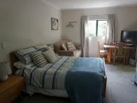 Stand alone cottage in tranquil garden, with balcony, pergola, SkyTV, free Wifi Hotels in Greytown