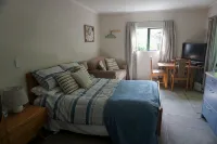 Stand alone cottage in tranquil garden, with balcony, pergola, SkyTV, free Wifi