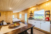 Off-grid tiny home farm stay with incredible mountain views! - 4-stjärniga