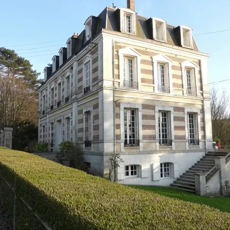 Residential flat in a former Etretat villa, in a big garden with free parking.