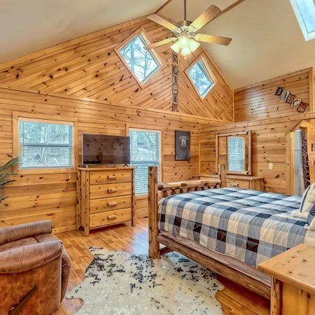Cabin with hot tub firepit fireplace and game room area!near Helen