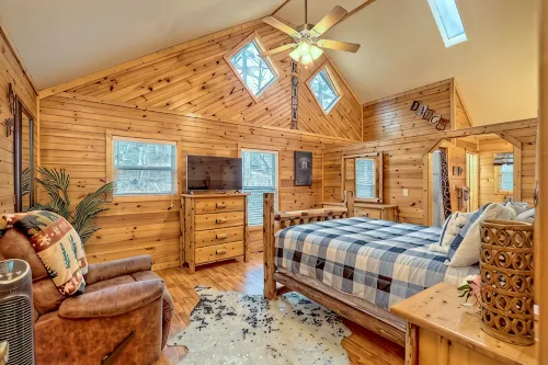 Cabin with hot tub firepit fireplace and game room area!near Helen - 3-نجوم