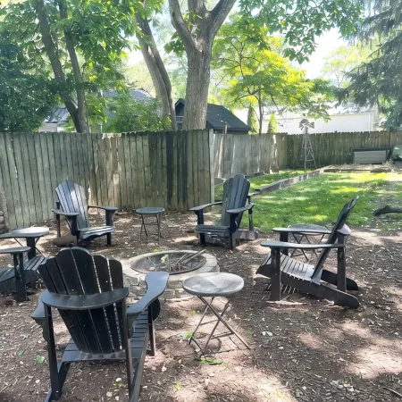 2 bed/1 bath, 1.5 blocks to beach/town, dog friendly
