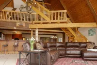 Huge Lakefront A-frame on Owasco, 4 king bedrooms, 5 bathrooms, Sleeps 10-12 - con encanto