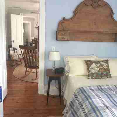 Private & Spacious Five Room Suite..Steps To Bay Beach and walk to Village. Rooms
