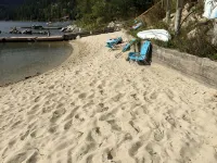 Cottage on a private sandy beach with a gorgeous view of the city of Nelson. - en bord de mer