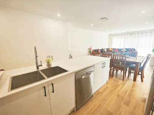 Brand new settled house near shops with Netflix - บังกะโล