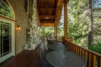 Snowgrass Lodge - Luxury timber lodge, riverfront, mountain views, hot tub - Bjergudsigt