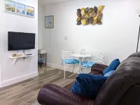 Summer Breezes Holiday: A Charming Suite Near Florida's Best Beaches - Wifi