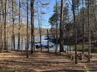 Lakehouse on Hartwell. Peace & quiet. Fish, grill, kayaks & more.