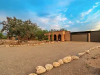 Desert Skies - Beautiful private Tucson home with great mountain views &  pool Hotels in Tanque Verde