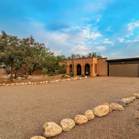 Desert Skies - Beautiful private Tucson home with great mountain views &  pool