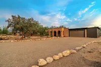 Desert Skies - Beautiful private Tucson home with great mountain views &  pool