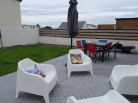 Maison Neuve, 400m de la Plage, 500m du Bourg, Location à la Semaine, サンテックのホテル