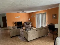 3 miles to Daytona Beach Family size home