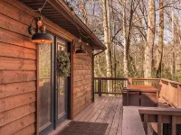 Charming 2-bedroom cabin close to Bryson City with AC, WiFi, Hot tub Hotels in Qualla