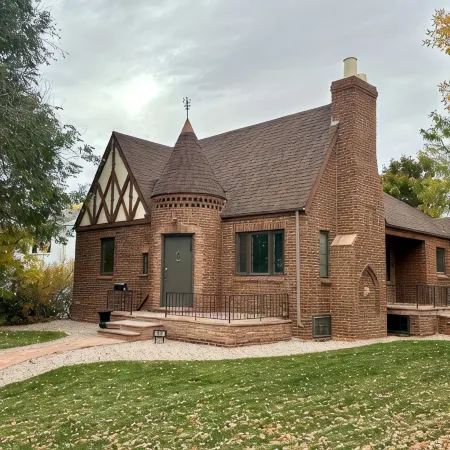 Modern Tree-Street Retreat/Walkable Location