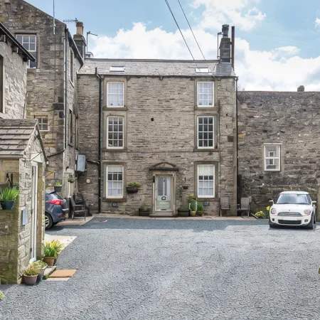 Fern House, Grassington; central yet parking & quiet, light & period elegance