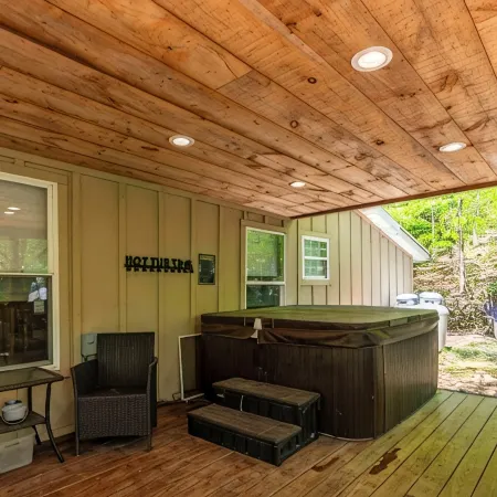 Cabin Close to Town, Private Beach, Parking & Hot Tub