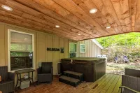 Cabin Close to Town, Private Beach, Parking & Hot Tub