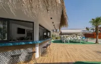 Caesar Blue Seaside Luxury Apartments - bar
