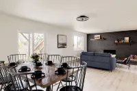 Updated & Spacious 5-bedroom house with Views of the Rock and Mountains - 4つ星