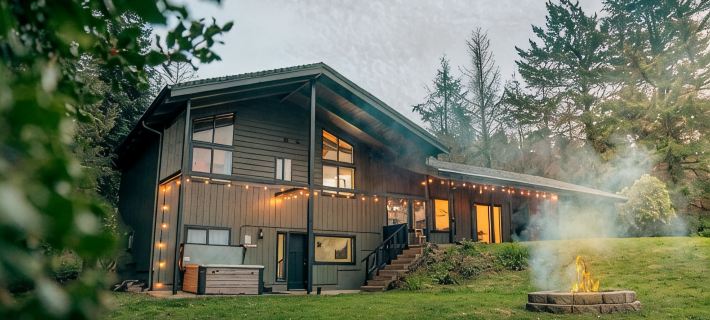 Stunning Oceanview Hillside Home w/ Theater & Spa Hotels in Waldport