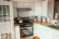 Couples Getaway - Guesthouse/ In-Law Suite with Jacuzzi/Sauna/Pool - 3-Star